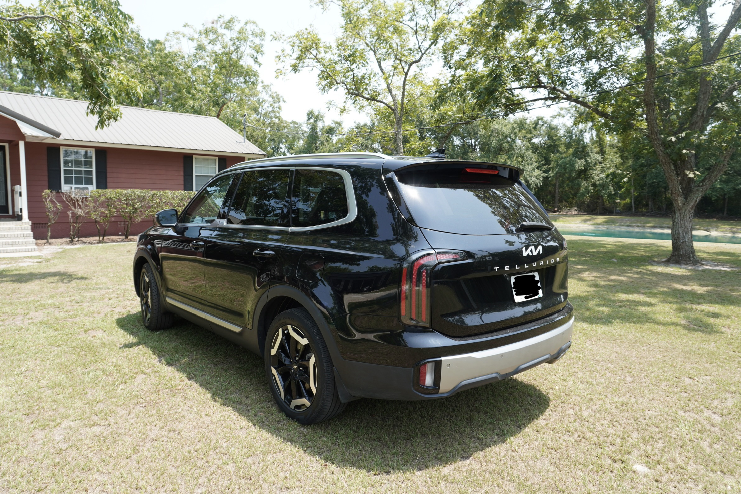 Used 2023 Kia Telluride EX w/ EX Captain's Chair Package FWD image 4