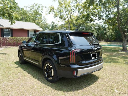 Used 2023 Kia Telluride EX w/ EX Captain's Chair Package FWD image 4