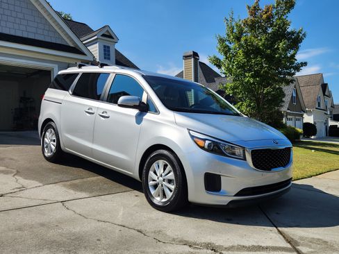 Used 2017 Kia Sedona LX w/ LX Essentials Premium Package FWD image 1