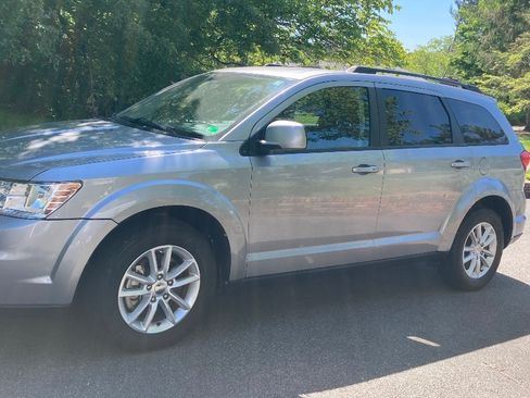 Used 2017 Dodge Journey SXT w/ Comfort/Convenience Group FWD image 1