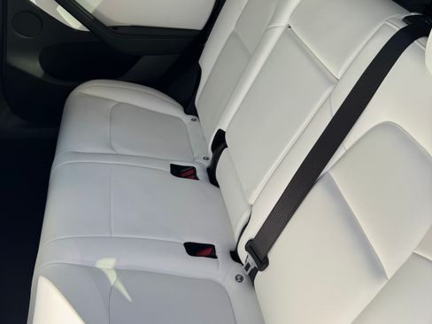 Used 2021 Tesla Model Y Long Range image 9