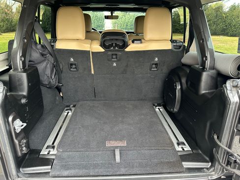 Used 2019 Jeep Wrangler Unlimited Sahara image 25