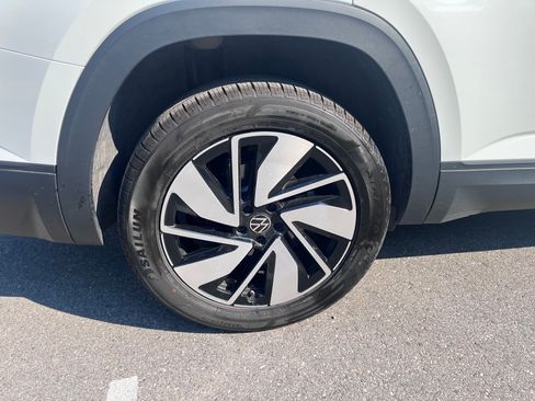 Used 2025 Volkswagen Atlas SE AWD/4WD image 11