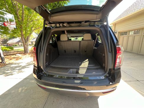 Used 2023 Chevrolet Suburban LT w/ LT Signature Plus Package AWD/4WD image 6