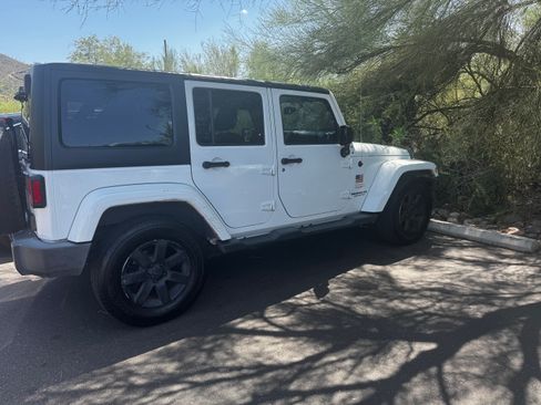 Used 2015 Jeep Wrangler Unlimited Sahara AWD/4WD image 2