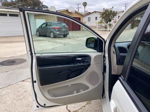 Used 2012 Dodge Grand Caravan SXT image 14