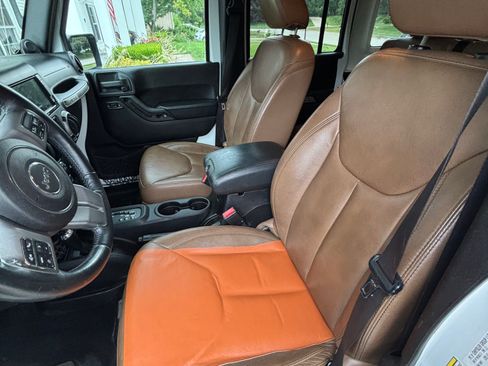Used 2013 Jeep Wrangler Unlimited Sahara AWD/4WD image 17