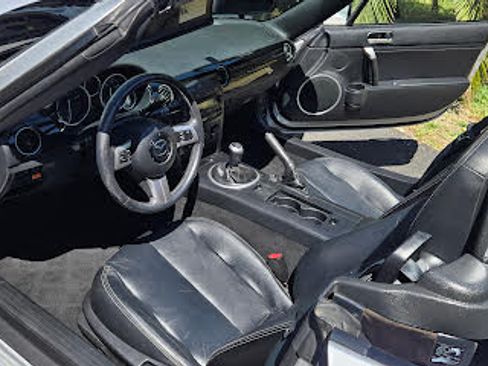 Used 2006 MAZDA MX-5 Miata Grand Touring w/ Premium Pkg RWD image 11