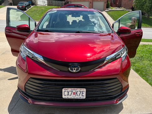 Used 2021 Toyota Sienna LE FWD image 15