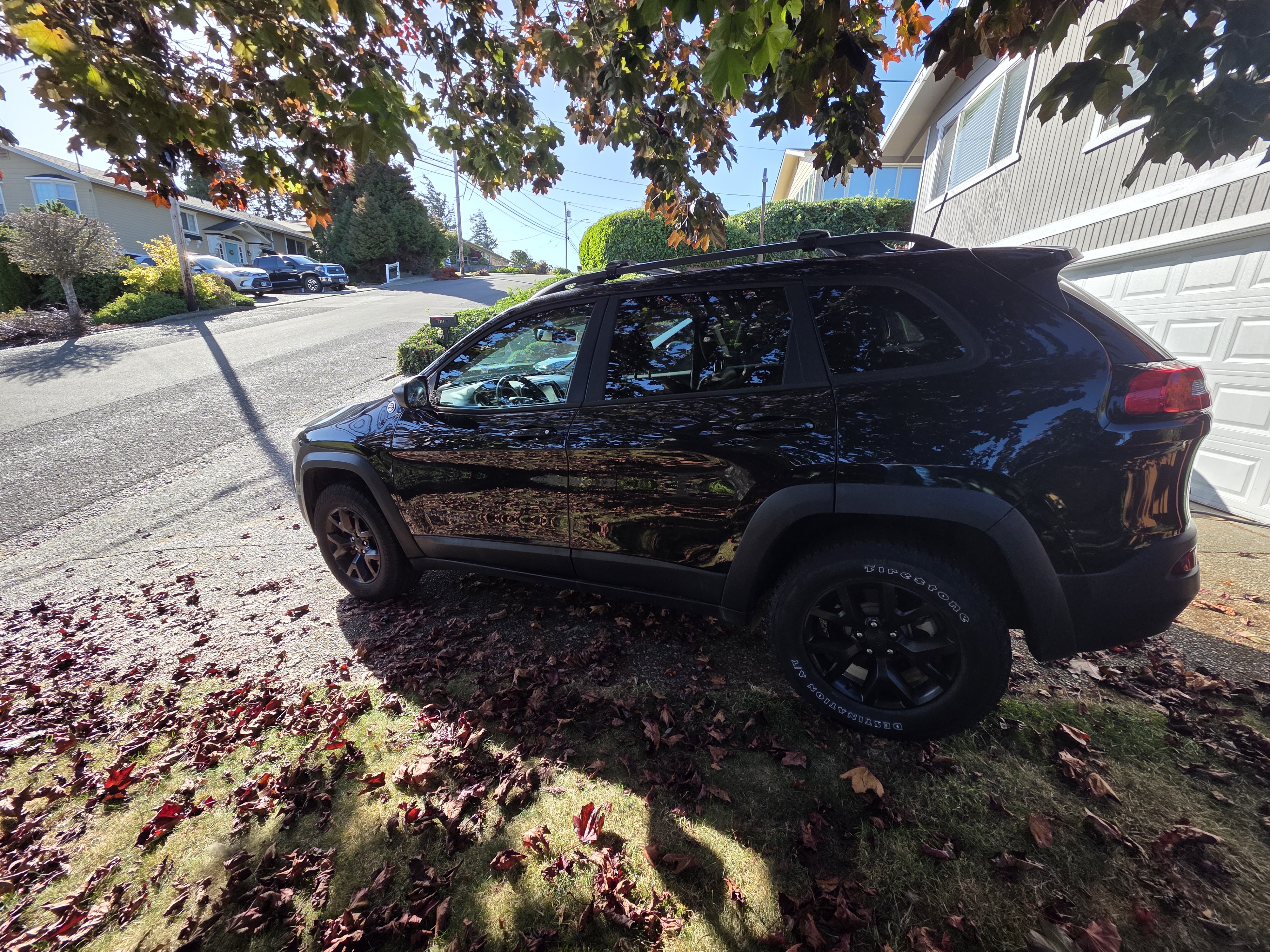 Used 2016 Jeep Cherokee Trailhawk w/ Comfort/Convenience Group AWD/4WD image 1