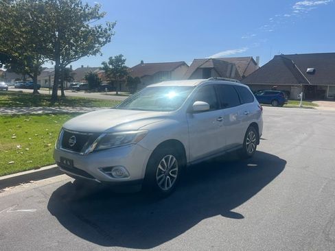 Used 2014 Nissan Pathfinder SV FWD image 2