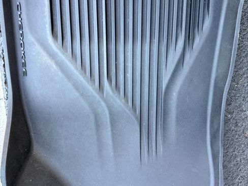 Used 2018 Jeep Cherokee Overland w/ Technology Group AWD/4WD image 23