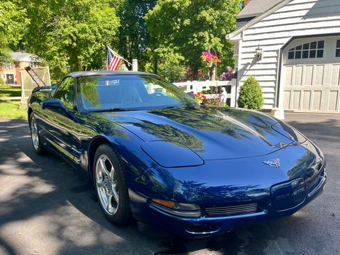 Used 2004 Chevrolet Corvette Convertible w/ Preferred Equipment Group RWD image 2