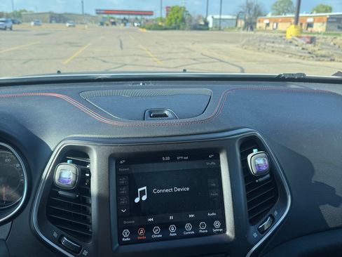 Used 2019 Jeep Cherokee Trailhawk w/ Cold Weather Group AWD/4WD image 16