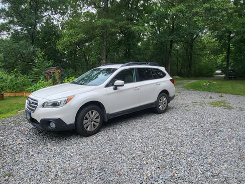 Used 2015 Subaru Outback 2.5i Premium AWD/4WD image 6