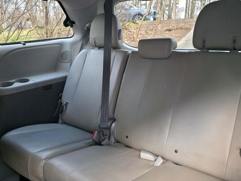 Used 2011 Toyota Sienna XLE w/ XLE Navigation Pkg image 9