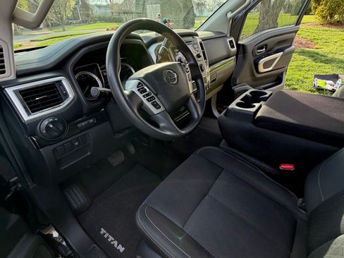 Used 2018 Nissan Titan SV image 14