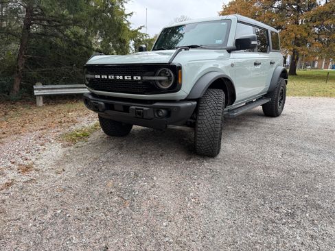 Used 2023 Ford Bronco Wildtrak image 6