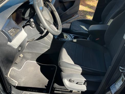 Used 2022 Volkswagen Taos SE w/ IQ.Drive SE Package image 2