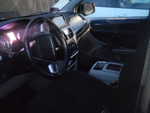Used 2011 Chrysler Town & Country Touring FWD image 12