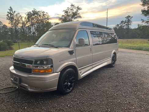 Used 2022 Chevrolet Express 2500 Extended w/ Enhanced Convenience Package image 2