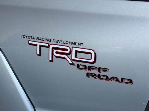 Used 2011 Toyota Tacoma 4x4 Access Cab V6 w/ TRD Off-Road Pkg image 9