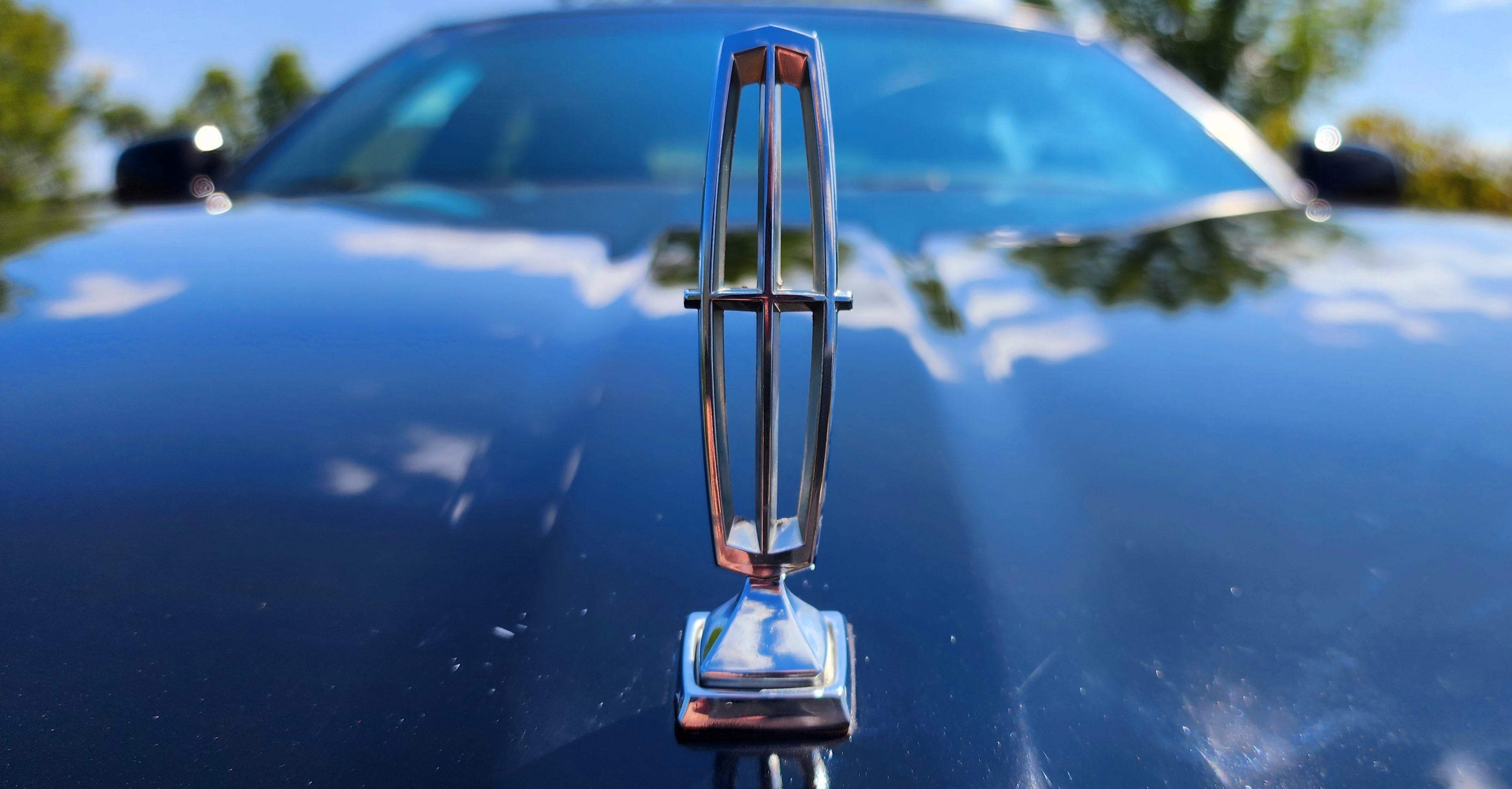 Used 2010 Lincoln Town Car Signature Limited RWD image 2