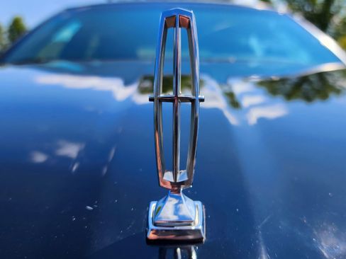 Used 2010 Lincoln Town Car Signature Limited image 2