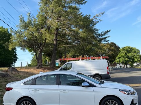 Used 2018 Hyundai Sonata SE w/ Cargo Package FWD image 2