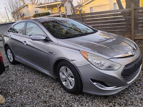 Used 2013 Hyundai Sonata Hybrid image 2