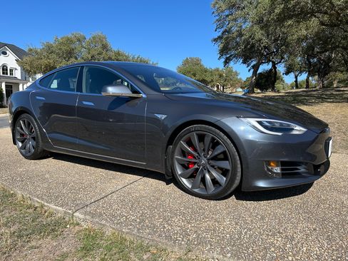 Used 2016 Tesla Model S P90D image 1