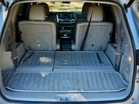 Used 2017 Toyota Highlander Limited image 11