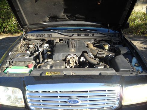 Used 2003 Ford Crown Victoria LX image 4