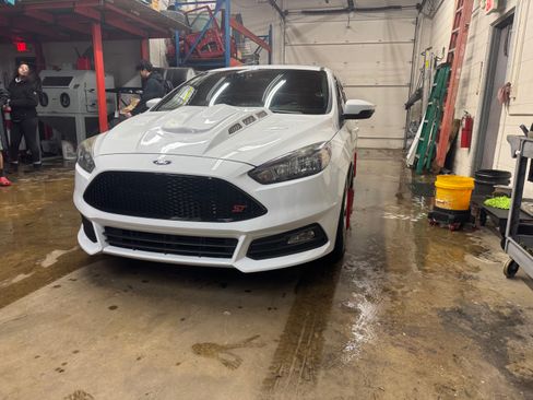 Used 2017 Ford Focus ST image 4