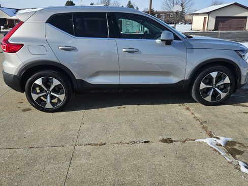 Used 2025 Volvo XC40 B5 Plus image 2
