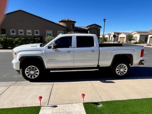 Used 2018 GMC Sierra 2500 Denali w/ Duramax Plus Package image 2