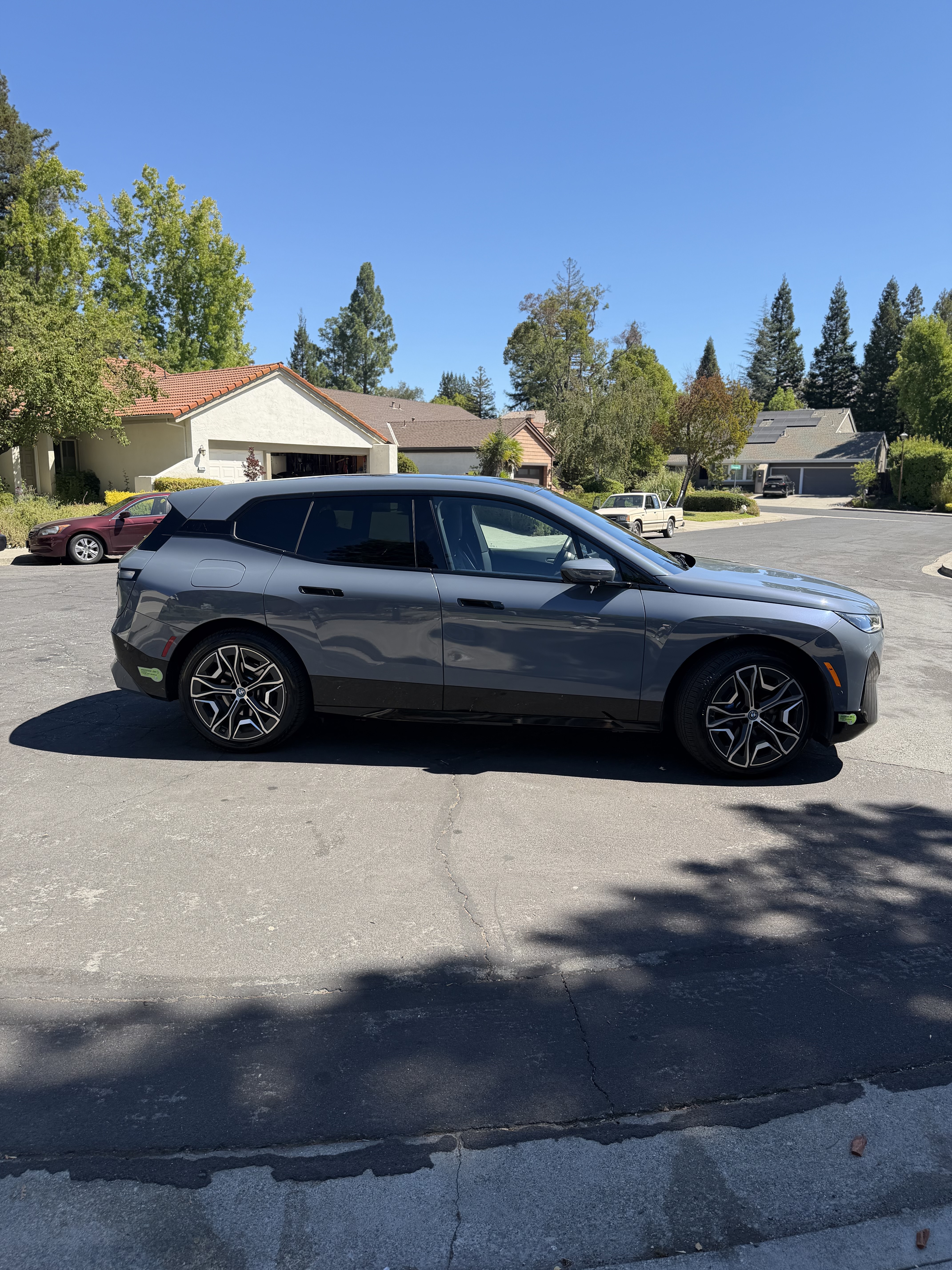 Used 2024 BMW iX xDrive50 w/ Premium Package AWD/4WD image 4