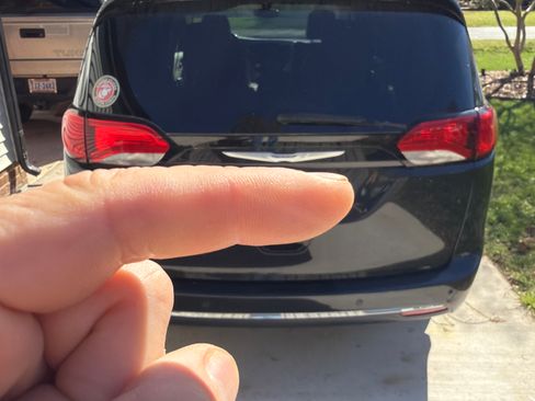 Used 2018 Chrysler Pacifica Touring-L image 2