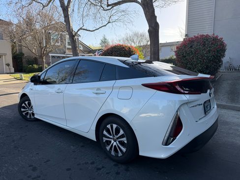 Used 2020 Toyota Prius Prime Limited image 4