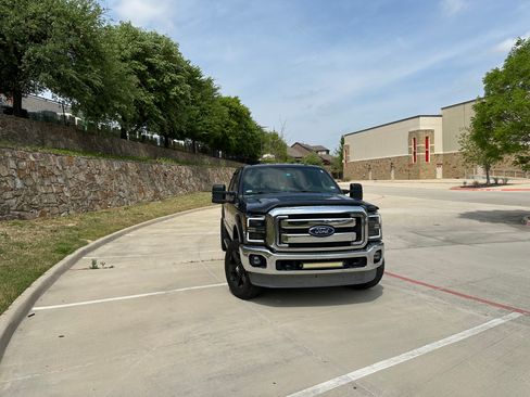 Used 2014 Ford F250 Lariat w/ Lariat Interior Package image 2