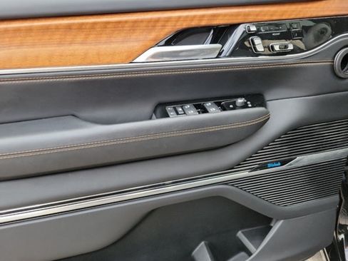 Used 2022 Jeep Grand Wagoneer Series III w/ Rear Seat Video Group 1 image 2