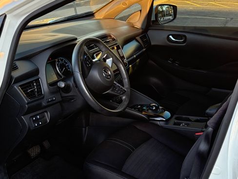 Used 2020 Nissan Leaf SV w/ SV Technology Package image 12
