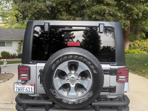 Used 2017 Jeep Wrangler Unlimited Sahara w/ Connectivity Group AWD/4WD image 2