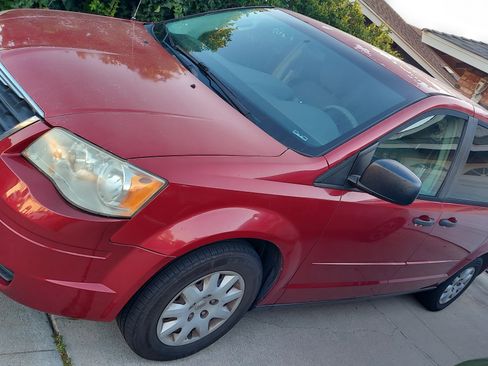 Used 2008 Chrysler Town & Country LX image 1