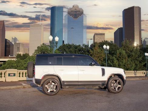 Used 2021 Land Rover Defender 110 SE image 6