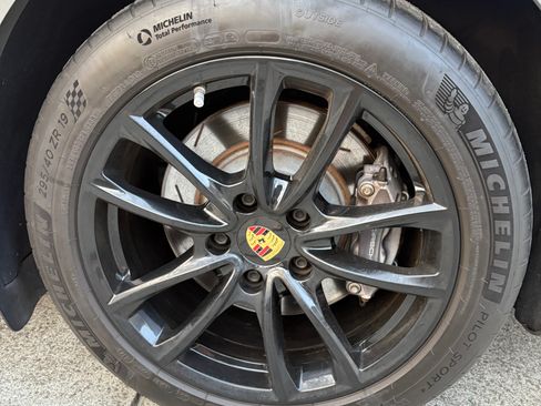 Used 2018 Porsche Panamera 4 w/ Premium Package image 16