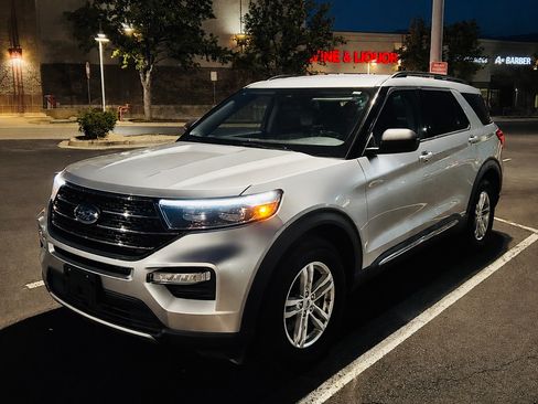 Used 2023 Ford Explorer XLT w/ Equipment Group 202A AWD/4WD image 2