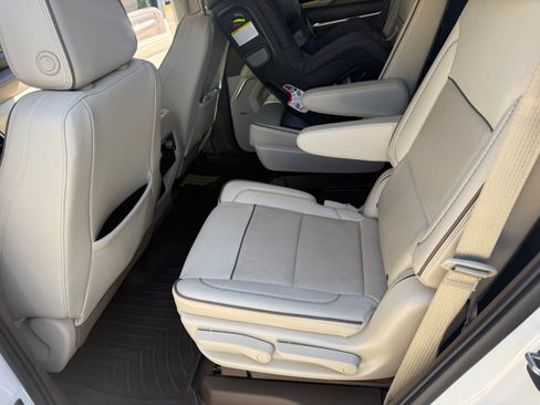 Used 2022 GMC Yukon Denali w/ Denali Premium Package image 6