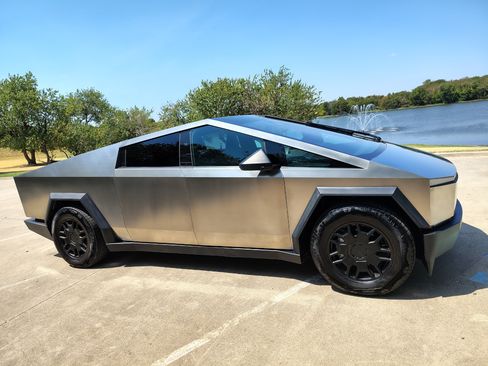 Used 2024 Tesla Cybertruck AWD Crew Cab image 4