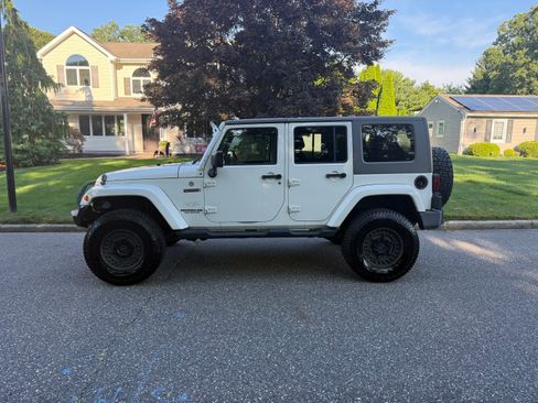 Used 2010 Jeep Wrangler Unlimited Sahara AWD/4WD image 4